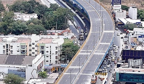 கோவை அவிநாசி சாலையில் 10.10 கி.மீ. தூரத்துக்கு கட்டப்பட்டுள்ள புதிய உயர்மட்ட பாலம்.