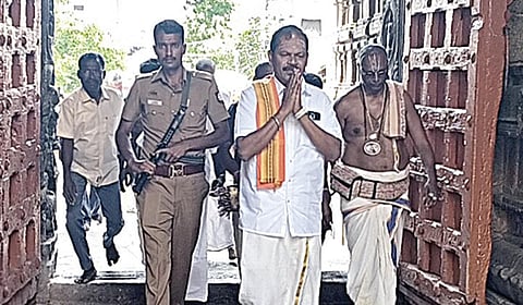 நாமக்கல் நரசிம்ம சுவாமி கோயிலில் வழிபாடு நடத்திவிட்டு வந்த இந்து மக்கள் கட்சித் தலைவர் அர்ஜுன் சம்பத்.