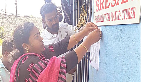 சுங்குவார்சத்திரம் தனியார் தயாரிப்பு நிறுவனத்தின் வாயிலில் நோட்டீஸ் ஒட்டிய தமிழ்நாடு மண்டல மருந்து கட்டுப்பாட்டு அலுவலர் மணிமேகலை தலைமையிலான அலுவலர்கள்.