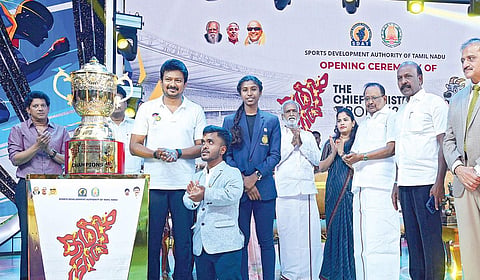 சென்னை கலைவாணர் அரங்கத்தில் நேற்று நடைபெற்ற விழாவில் 2025-ம் ஆண்டுக்கான முதல்வர் கோப்பையை துணை முதல்வர் உதயநிதி ஸ்டாலின் அறிமுகப்படுத்தினார். நிகழ்ச்சியில் அமைச்சர்கள் எஸ்.ரகுபதி, மா.சுப்பிரமணியன், பி.கே.சேகர்பாபு, கயல்விழி செல்வராஜ், மேயர் பிரியா, துறை செயலாளர் அதுல்ய மிஸ்ரா, தமிழ்நாடு விளையாட்டு மேம்பாட்டு ஆணைய உறுப்பினர் செயலர் ஜெ.மேகநாத ரெட்டி, துணைத் தலைவர் அசோக் சிகாமணி, பாரா பாட்மிண்டன் வீரர் மு.ச.சுதர்சன், வேக சறுக்கு வீராங்கனை ஜே.கார்த்திகா மற்றும் அரசு அலுவலர்கள் உடனிருந்தனர்.