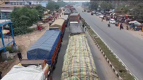 டெல்லி - கொல்கத்தா நெடுஞ்சாலை நெரிசல்: பிஹாரில் 4 நாட்களாக சிக்கித் தவிக்கும் வாகனங்கள்