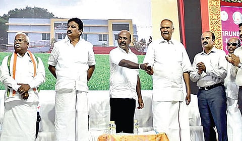 திருநெல்வேலி அரசு மருத்துவக் கல்லூரி மருத்துவமனை வைர விழாவில் புதிய ஆரம்ப சுகாதார நிலையக் கட்டிடங்களை திறந்துவைத்தார் அமைச்சர் மா.சுப்பிரமணியன். உடன், பேரவைத் தலைவர் மு.அப்பாவு உள்ளிட்டோர். | படம்: மு.லெட்சுமி அருண் |