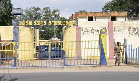மதுரை சிறையில் பெண் கைதி மீது தாக்குதல்: சிறை ஐஜி பதிலளிக்க ஐகோர்ட் உத்தரவு