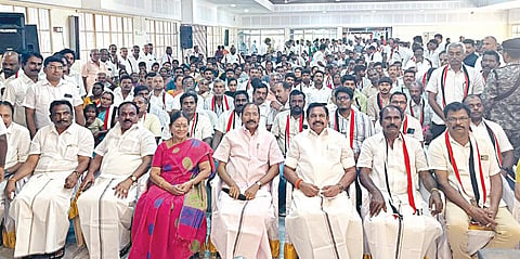 திருச்செங்கோட்டில், முன்னாள் அமைச்சர் தங்கமணி ஏற்பாட்டில், மாற்றுக் கட்சியினர் 1,000 பேர் அதிமுக பொதுச்செயலாளர் பழனிசாமி முன்னிலையில் அதிமுகவில் தங்களை இணைத்துக் கொண்டனர்.