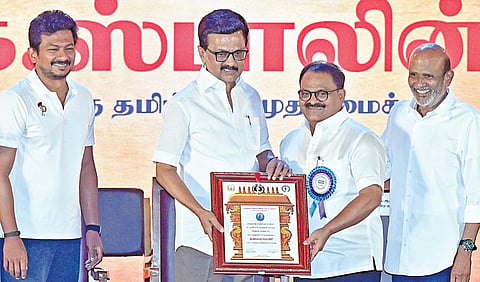 சிறந்த நாடக நடிகர் என்ற அடிப்படையில் பூச்சி முருகனுக்கு கலைமாமணி விருதை முதல்வர் ஸ்டாலின் வழங்கினார். உடன் துணை முதல்வர் உதயநிதி, இயல் இசை நாடக மன்றத் தலைவர் வாகை சந்திரசேகர்.படங்கள்: எஸ்.சத்தியசீலன்