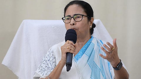 மாணவிகளை இரவில் கல்லூரிக்கு வெளியே செல்ல அனுமதிக்கக்கூடாது - மம்தா பானர்ஜி அறிவுரை