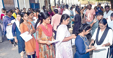 முதுகலை பட்டதாரி ஆசிரியர் பணிக்கான போட்டித்தேர்வு தமிழகம் முழுவதும் நேற்று நடைபெற்றது. சென்னை புரசைவாக்கம், எம்.சி.டி.எம். பள்ளியில் தேர்வு எழுத வந்த பட்டதாரிகள். படம்: எஸ்.சத்தியசீலன்