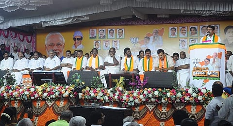 ‘தமிழகம் தலை நிமிர, தமிழனின் பயணம்’ என்ற தலைப்பில் மதுரையில் பிரச்சாரப் பயணத் தொடக்க விழாவில் பேசிய பாஜக மாநிலத் தலைவர் நயினார் நாகேந்திரன். உடன், பாஜக நிர்வாகிகள் மற்றும் கூட்டணிக் கட்சியினர்.