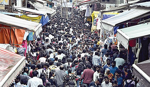 தீபாவளியை முன்னிட்டு, சென்னை தி.நகர், ரங்கநாதன் தெருவில் புத்தாடை உள்ளிட்ட பொருட்கள் வாங்க நேற்று குவிந்த மக்கள் கூட்டம். படம்: எஸ்.சத்தியசீலன்