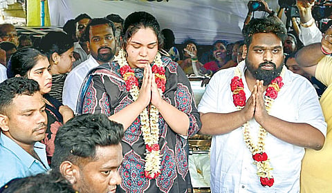 வியாசர்பாடியில் உள்ள வீட்டில் இறுதி அஞ்சலிக்காக வைக்கப் பட்டிருந்த ரவுடி நாகேந்திரன் உடல் முன்பு, அவரது 2-வது மகன் அஜித் ராஜ், ஷகினா என்ற பெண்ணை திருமணம் செய்து கொண்டார்.