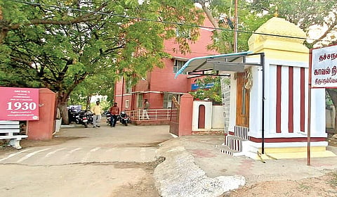 பெட்ரோல் குண்டு வீசப்பட்ட தச்சநல்லூர் காவல் நிலையம் அருகே உள்ள கோயில் பகுதி. | படம்:மு.லெட்சுமி அருண் |