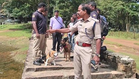 முல்லை பெரியாறு அணையில் மோப்பநாய் உதவியுடன் வெடிகுண்டு கண்டறியும் சோதனையில் ஈடுபட்ட கேரள போலீஸார்.
