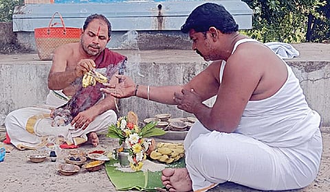 துறையூர் காசி விஸ்வநாதர் கோயில் முன்பு நேற்று 16-ம் நாள் காரியம் செய்த தவெக நிர்வாகி.