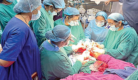 சென்னை ராஜீவ்காந்தி அரசு பொது மருத்துவமனையில் ரயில் விபத்தில் சிக்கி துண்டான இளைஞரின் இடது கையை, சேதமடைந்த வலது கைக்கு மாற்றி பொருத்திய மருத்துவர்கள்.