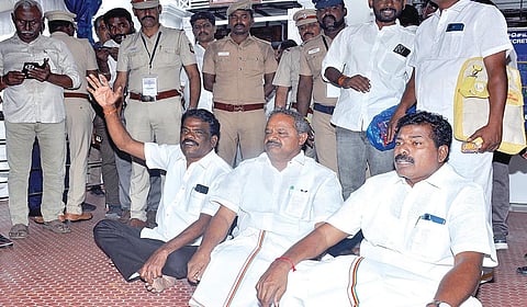 சட்டப்பேரவை பாமக தலைவரான ஜி.கே.மணி, கொறடாவான அருள் ஆகியோரின் பதவியை பறிக்கக் கோரி நேற்று சட்டப்பேரவை வளாகத்தில் தர்ணா போராட்டத்தில் ஈடுபட்ட பாமக 3 எம்எல்ஏக்கள்.படம்: எல்.சீனிவாசன்