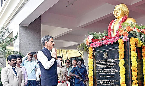 அப்துல் கலாம் பிறந்த நாளையொட்டி காரைக்குடி அழகப்பா பல்கலை. வளாகத்தில் உள்ள அவரது சிலைக்கு மலர்கள் தூவி மரியாதை செலுத்திய ஆளுநர் ஆர்.என்.ரவி.