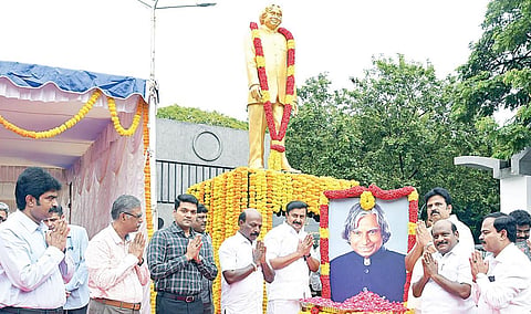 முன்னாள் குடியரசுத் தலைவர் அப்துல் கலாமின் 95-வது பிறந்தநாளை முன்னிட்டு,
சென்னையில் அவரது சிலைக்கு அருகில் வைக்கப்பட்டிருந்த படத்துக்கு அமைச்சர்கள் மு.பெ.சாமிநாதன், மா.சுப்பிரமணியன், கோவி.செழியன், செய்தித் துறை செயலாளர் வே.ராஜாராமன், உயர்கல்வித் துறை செயலாளர் பொ.சங்கர். செய்தி மக்கள் தொடர்புத் துறை இயக்குநர் இரா.வைத்திநாதன் மற்றும் அரசு உயர் அலுவலர்கள் மலர்தூவி மரியாதை செலுத்தினர்.