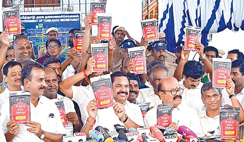 சட்டப்பேரவை கூட்டத்தில் பங்கேற்று விட்டு வெளியே வந்த எதிர்க்கட்சித் தலைவர் பழனிசாமி உள்ளிட்ட அதிமுக எம்எல்ஏக்கள் தேர்தல் வாக்குறுதி என்ற பெயரில் திமுக அரசு மக்களுக்கு அல்வா கொடுத்துவிட்டதாக, மாதிரி அல்வா பாக்கெட்டுகளை செய்தியாளர்களிடம் காண்பித்தனர். | படம்: எஸ்.சத்தியசீலன் |