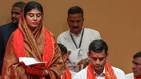 குஜராத் மாநிலத்தில் புதிய அமைச்சரவை: ஜடேஜாவின் மனைவி ரிவாபா உட்பட 21 பேர் பதவியேற்பு