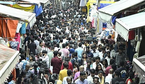 தி.நகரில் கேமராவுடன் வானில் வட்டமடிக்கும் ட்ரோன்கள்: தீபாவளி பாதுகாப்பு பணியில் 18 ஆயிரம் போலீஸார்