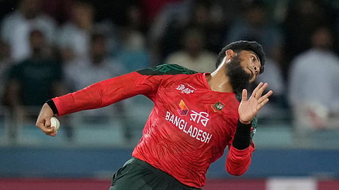 ரிஷாத் ஹோசைன் சுழலில் வீழ்ந்தது மேற்கு இந்தியத் தீவுகள் அணி