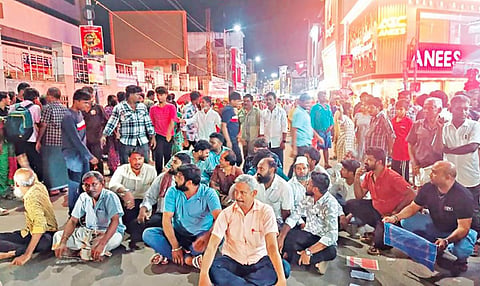 சாலையோர கடைகளால் விற்பனை பாதிப்பு: ஈரோடு ஜவுளி கடை உரிமையாளர்கள் சாலை மறியல்