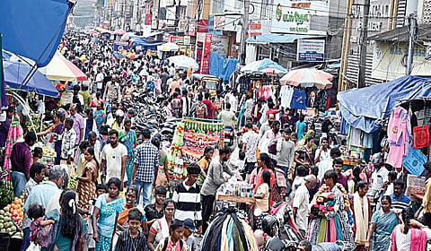 தீபாவளி பண்டிகையை முன்னிட்டு, பட்டாசு, புத்தாடைகள் விற்பனை நேற்று களைகட்டியது. தாம்பரம் சண்முகம் சாலையில் பொருட்கள் வாங்க குவிந்த மக்கள் கூட்டம். | படங்கள்: எம்.முத்துகணேஷ் |