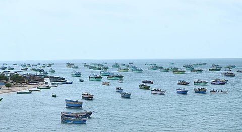 பாம்பனில் ஆழமற்ற பகுதியில் நிறுத்தி வைக்கப்பட்டுள்ள படகுகள்.