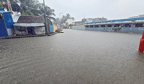 ராமேசுவரம் லட்சுமண தீர்த்தப் பகுதியில் பெய்த கனமழையால் சாலையில் பெருக்கெடுத்து ஓடும் தண்ணீர்.