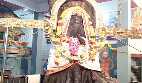 சென்னை சாலிகிராமம் ஸ்ரீ பால விநாயகர் கோயிலில் அருள்பாலிக்கும் அரசமர சுயம்பு பிள்ளையார்.