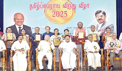 எஸ்ஆர்எம் பல்கலைக்கழகம் சார்பில் தமிழ்ப்பேராயம் விருதுகளைப் பெற்றவர்களுடன் ஜார்க்கண்ட் மாநில உயர் நீதிமன்ற முன்னாள் தலைமை நீதிபதி மு.கற்பகவிநாயகம், பல்கலை. வேந்தர் பாரிவேந்தர் உள்ளிட்டோர்.