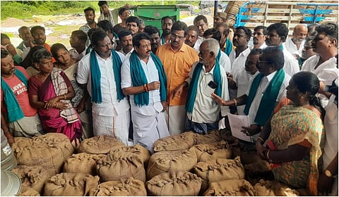 தஞ்சாவூர் மாவட்டம் ஆலக்குடி நேரடி நெல் கொள்முதல் நிலையத்தில் இன்று காலை ஆய்வு செய்த நயினார்நாகேந்திரன்.