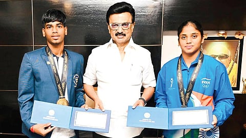 ஆசிய விளையாட்டுப் போட்டியில் தங்கம் வென்ற கபடி வீரர்கள் கார்த்திகா, அபினேஷுக்கு தலா ரூ.25 லட்சம் ஊக்கத்தொகையை முதல்வர் மு.க.ஸ்டாலின் நேற்று வழங்கினார்.