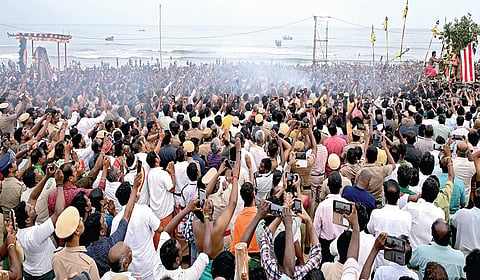 திருச்செந்தூர் சுப்பிரமணிய சுவாமி கோயில் கந்தசஷ்டி விழாவில் நேற்று மாலை சூரசம்ஹாரம் நடைபெற்றது. கடற்கரையில் திரண்டிருந்த லட்சக்கணக்கான பக்தர்களின் ‘அரோகரா’ கோஷத்துக்கு மத்தியில் சூரபத்மனை சுவாமி ஜெயந்திநாதர் வதம் செய்தார். | படம்: என்.ராஜேஷ் |