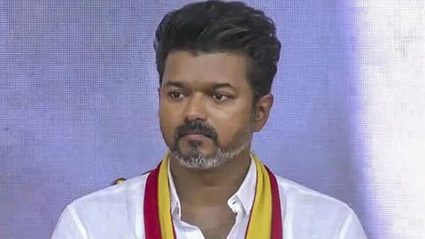 ‘காலில் விழுந்து மன்னிப்புக் கேட்டு கதறி அழுதார் விஜய்’ - மாமல்லபுரத்தில் நடந்தது என்ன?