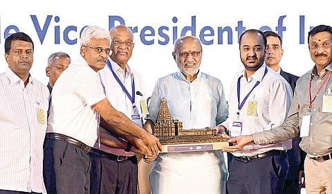 எர்ணாகுளம்-பெங்களூரு ‘வந்தே பாரத்’ விரைவில் தொடக்கம்: குடியரசு துணைத் தலைவர் சி.பி.ராதாகிருஷ்ணன் தகவல்