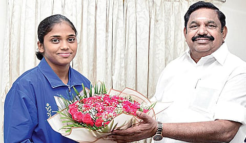 ஆசிய இளையோர் கபடி போட்டியில் தங்கப்பதக்கம் வென்ற கார்த்திகாவை அதிமுக பொதுச்செயலாளர் பழனிசாமி நேற்று நேரில் அழைத்து வாழ்த்தினார்.