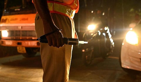 குடிபோதையில் வாகனம் ஓட்டியவருக்கு நூதன தண்டனை: 1,000 துண்டுப் பிரசுரம் வழங்க உத்தரவு