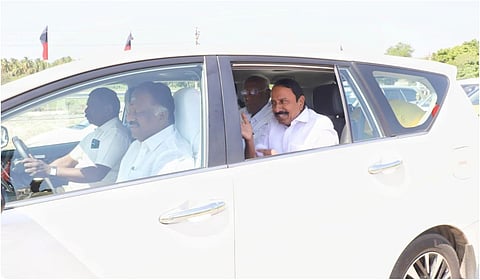 மதுரையில் ஓபிஎஸ்ஸுடன் செங்கோட்டையன் திடீர் ஆலோசனை: ஒரே காரில் பசும்பொன் பயணம் செய்ததால் பரபரப்பு!