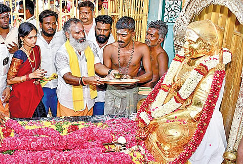 முத்துராமலிங்கத் தேவர் ஜெயந்தியை முன்னிட்டு, பசும்பொன்னில் உள்ள அவரது நினைவிடத்தில் நேற்று வழிபாடு நடத்திய மக்கள்.படம் : நா.தங்கரத்தினம்