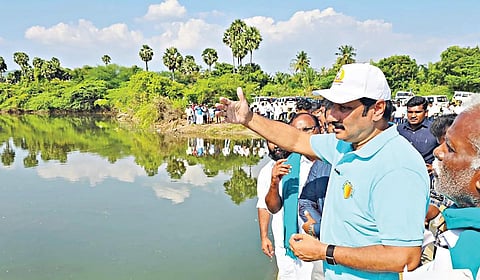 சேலம் மாவட்டம் வாழப்பாடி அருகே குமாரபாளையம் கிராமத்தில் வசிஷ்ட நதியை பார்வையிட்ட பாமக தலைவர் அன்புமணி.