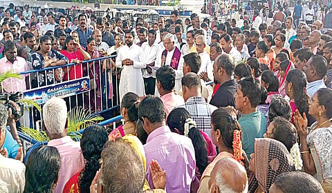 வேளாங்கண்ணி பேராலயத்தில் நடைபெற்ற கல்லறை திருநாள் வழிபாட்டில் பங்கேற்றோர்.