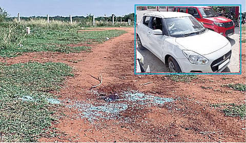 கோவையில் கல்லூரி மாணவி பாலியல் வன்கொடுமை நடந்த இடத்தில் உடைந்து கிடந்த காரின் கண்ணாடி துகள்கள். (உள்படம்) மாணவி, அவரது நண்பர் வந்த கார் காவல் நிலையத்தில் நிறுத்தப்பட்டுள்ளது. | படங்கள்: ஜெ.மனோகரன் |