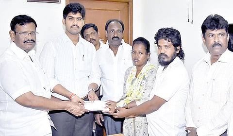 கோயில் குளத்தில் மூழ்கி உயிரிழந்த ரியாஸ், ரிஸ்வான் ஆகியோரின் பெற்றோருக்கு நேற்று அமைச்சர் சா.மு.நாசர் ஆறுதல் கூறி, முதல்வரின் பொது நிவாரண நிதியிலிருந்து தலா ரூ.3 லட்சம் வீதம், ரூ.6 லட்சத்துக்கான காசோலைகளை வழங்கினார். உடன், ஆட்சியர் பிரதாப் உள்ளிட்டோர்.