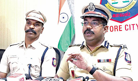 கோவையில் நேற்று செய்தியாளர்களிடம் பேசிய மாநகர காவல் ஆணையர் ஆ.சரவண சுந்தர். அருகில் துணை ஆணையர் தேவநாதன். படம்: ஜெ.மனோகரன்