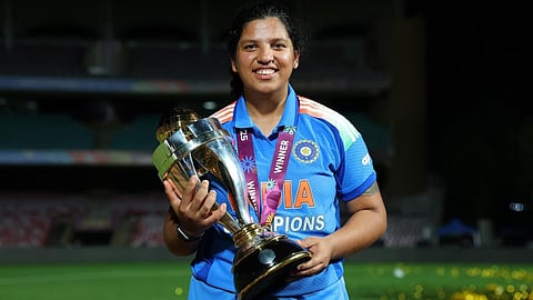 மேற்கு வங்க கிரிக்கெட் சங்கம் சார்பில் இந்திய கிரிக்கெட் வீராங்கனை ரிச்சா கோஷுக்கு தங்க மட்டை, பந்து
