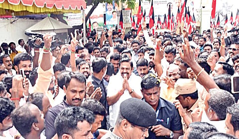 அதிமுக தலைமை அலுவலகம் வந்த பழனிசாமிக்கு உற்சாக வரவேற்பு..