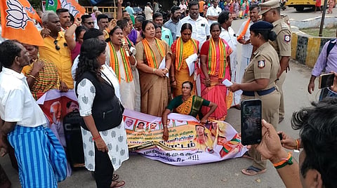 அரியலூரில் பாஜகவினர் கண்டன போராட்டம் - காவல்துறை தடுக்க முயன்றதால் வாக்குவாதம்