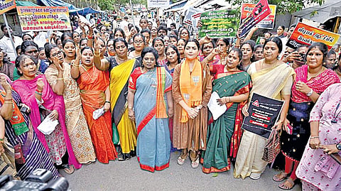 கோவையில் கல்லூரி மாணவி பாலியல் வன்கொடுமையை கண்டித்து, பாஜக மகளிர் அணி சார்பில், சென்னை மாவட்ட ஆட்சியர் அலுவலகம் அருகில் நேற்று ஆர்ப்பாட்டம் நடைபெற்றது. இதில் தமிழிசை சவுந்தரராஜன், குஷ்பு மற்றும் மகளிர் அணி நிர்வாகிகள் பங்கேற்றனர்.படம்: ம.பிரபு