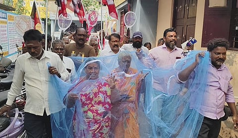 கொசு தொல்லை: நடவடிக்கை கோரி புதுச்சேரியில் கொசு வலை போர்த்தி நூதன போராட்டம்